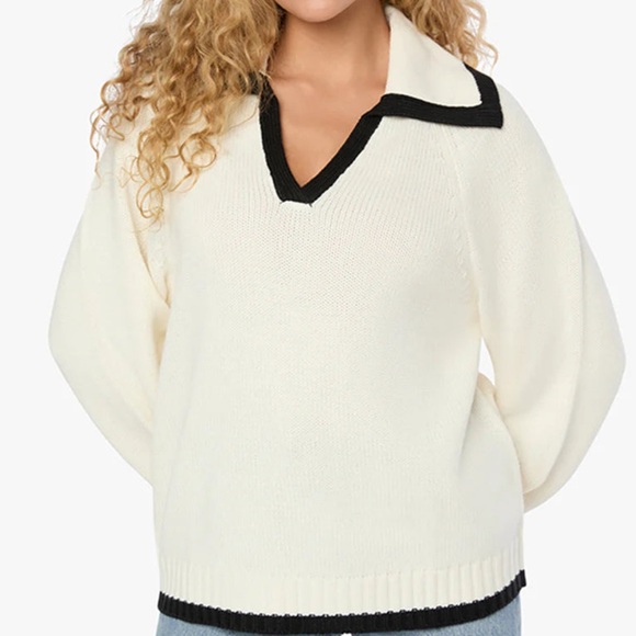 WEWOREWHAT Collar V Neck Sweater Ivory Black (108) oversized - Picture 2 of 3